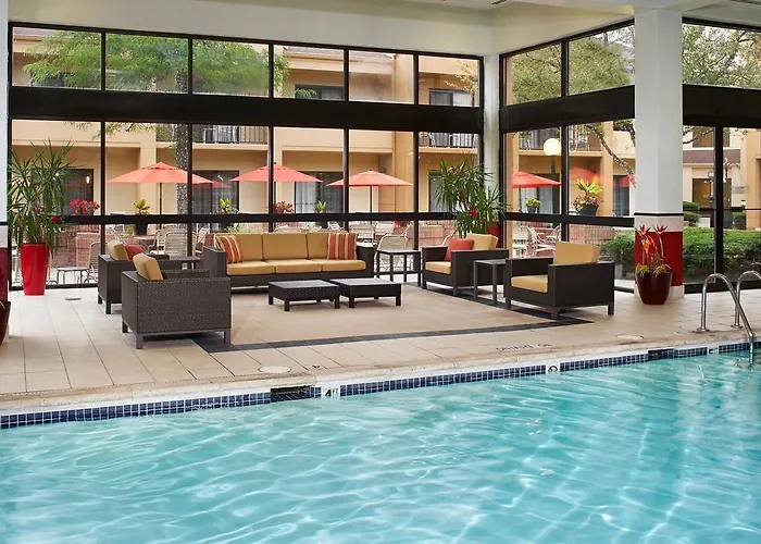 Courtyard By Marriott Chicago
