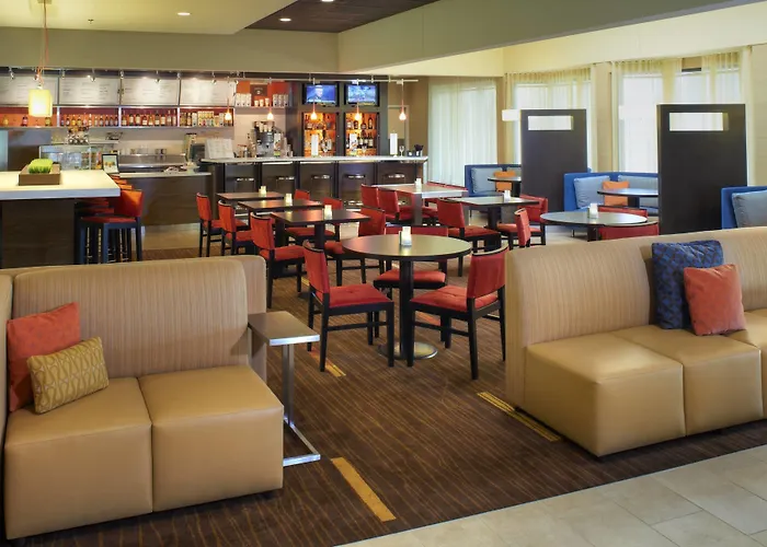 Courtyard By Marriott Chicago Hotel
