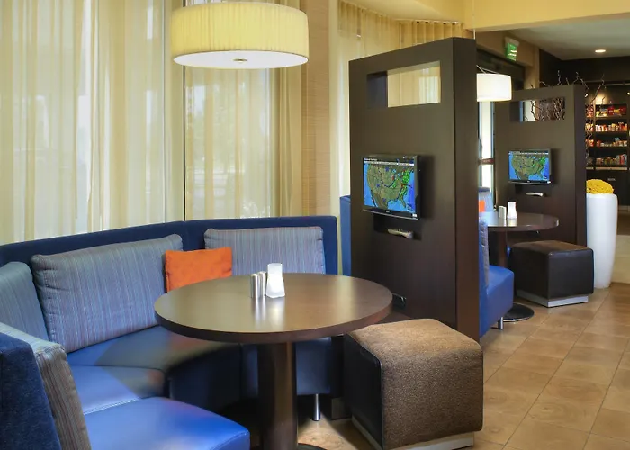 Courtyard By Marriott Chicago Hotel