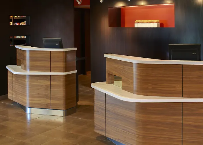 Courtyard By Marriott Chicago Hotel
