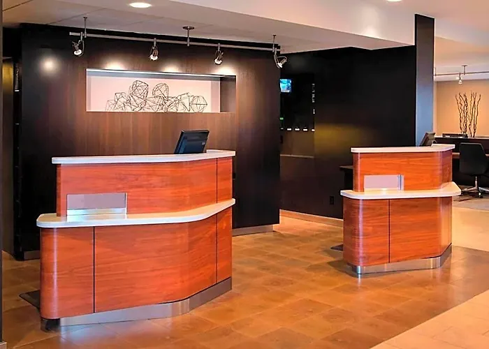 Courtyard By Marriott Chicago Hotel