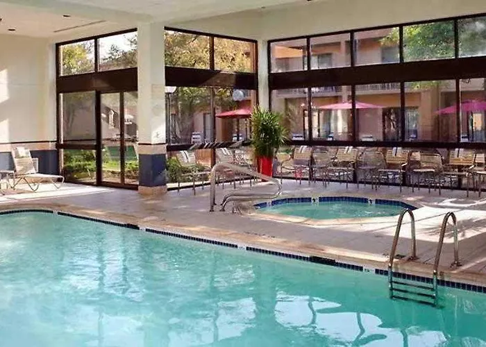 Courtyard By Marriott Chicago Hotel