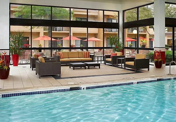 Courtyard By Marriott Chicago Hotel